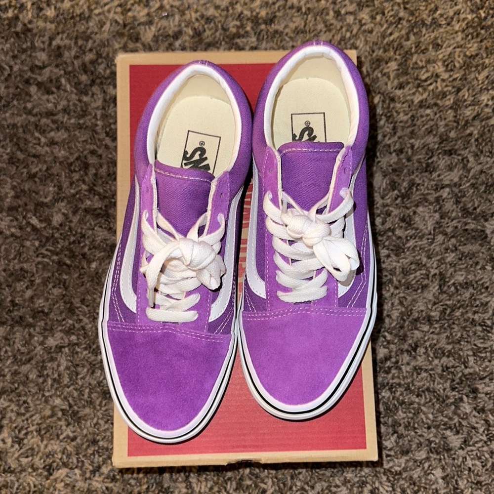 WORN ONCE, VANS OLD SKOOL, DREWBERRY / TRUE WHITE, WOMEN 7.0 / MEN 5.5